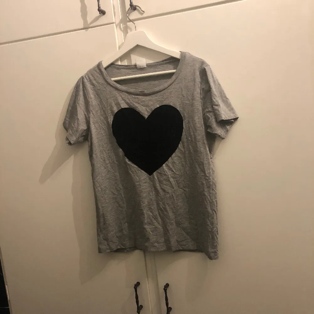 super söt t-shirt med ett hjärta i sammet på framsidan, den är använd men har inga defekter 💗. T-shirts.