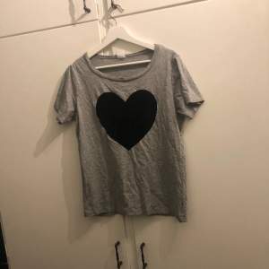 super söt t-shirt med ett hjärta i sammet på framsidan, den är använd men har inga defekter 💗