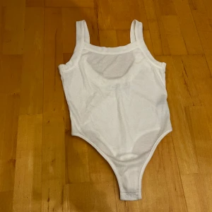 Body från NAKD - Vit body från NAKD. Som ett linne med djup rygg, aldrig använd. Storlek XS, 50kr  Kan skickas mot fraktkostnad 
