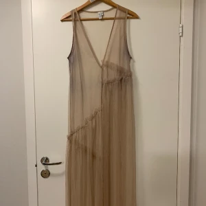 Transparent klänning, Other Stories - Jättefin att ha över en annan klänning eller över byxor och tröja för att göra outfiten roligare 💞