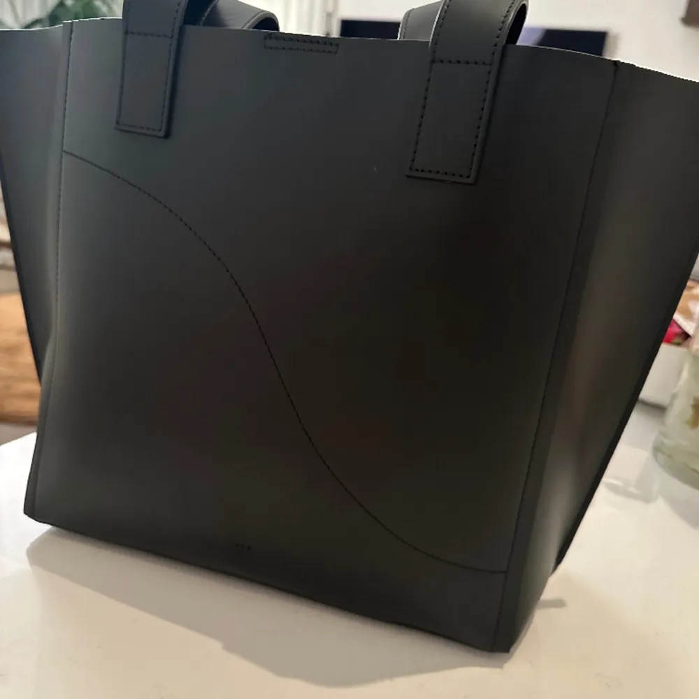 Väskan är i nyskick , finns inga repor defekter eller likande. Tote bag - Handgjort i Italien - Behandlad utan några metaller vilket gör avfallet biologiskt nedbrytbar - Guldpläterade detaljer - En mindre ficka invändigt samt utvänigt - H 29, W 50,. Laukut & Käsilaukut.