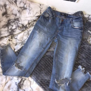 Jeans  - Använd några gånger, hål på knäna 