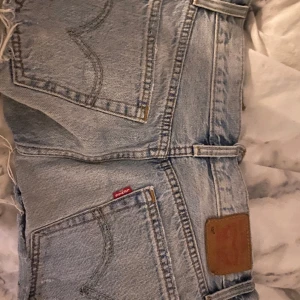 Levis jeans shorts - Säljer mina älskade jeans shorts från Levi’s , köpta för ca 650 har bara använt dom 2 gånger för tycker att dom är lite stora på mig dom har även inga defekter nästan helt nya!😍