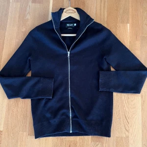 Full zip merino woll tröja - Säljer nu min full-zip merino wool tröja från märket Brothers. Tröjen är inköppt för 1300 och säljer den nu för 500 kr. Tröjan är som nyskick och har nästintill inga defekter. Hör gärna av er om ni har några frågor om plagget.
