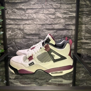 Jordan 4 psg - Jordan 4 psg storlek 45 använda fåtal gånger, 8/10 condition. Låda finns med.  För fler bilder eller frågor skicka privat meddelande 