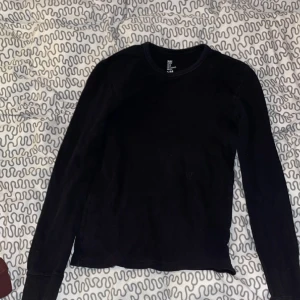 2 H&M basic tröjor - Två tröjor i nytt skick i storlek S sitter rätt så trångt på kroppen och har en mer slim fit. ena är svart och den andra är röd/burgundy. skit fina fr