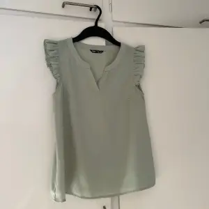 Säljer denna ljusgröna blus från Shein. Storlek XS. Blusen är använd 2-3 gånger, men är i super skick. Skulle rekommendera att ha ett linne under då den är lite sisådär genomskinlig. Frakt tillkommer för köparen! Ingen ångerrätt! 