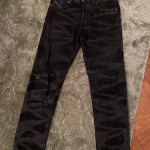 Diesel jeans Storlek: Killar 16 år Model- slim-skinny Köpta på nk för två år sedan Cond:8/10(väldigt sprsamt använda)  
