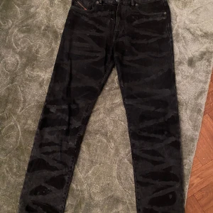 Diesel jeans - Diesel jeans Storlek: Killar 16 år Model- slim-skinny Köpta på nk för två år sedan Cond:8/10(väldigt sprsamt använda)  