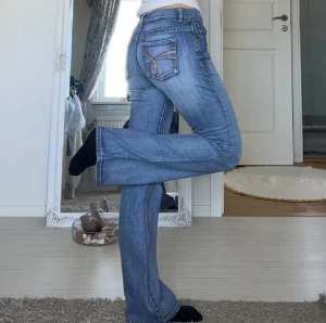 Lågmidjade jeans  - Jättefina jeans som tyvärr inte kommer till användning💗 bilderna är lånade från förra ägaren. Midjemåttet: 36 cm, Innebenslängden: 80 cm🤩