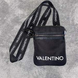 En liten valentino väska med långt axelremsband. Den är i bra skick. 