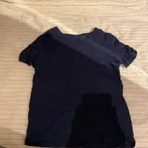 Marinblå formgivande tröja