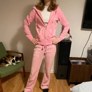 Juicy set  - Ljusrosa juicy set i den gamla modellen, låg midja och fickor bak, tröja och byxor för 1000kr ❤️‍🔥