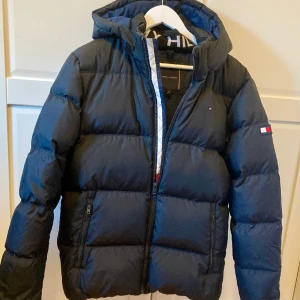 Tommy Hilfiger Stl 176 - Mycket fin vinterjacka i nästan nyskick. Mörkblå Använd en säsong. 