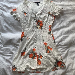 Prickig sommarklänning  - Fin klänning från forever 21, köpt på sellpy i nyskick använd en gång. Kort och fitted i modellen. Svarta prickar och apelsin mönster. Perfekt för en varm sommardag☀️ inga tecken på användning(: