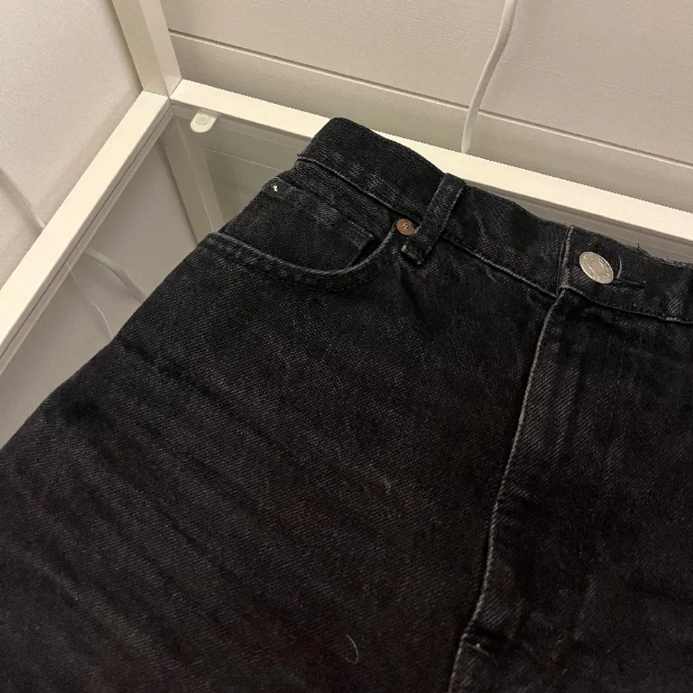 Svarta jeans som tyvärr är för små. Från zara . Jeans & Byxor.