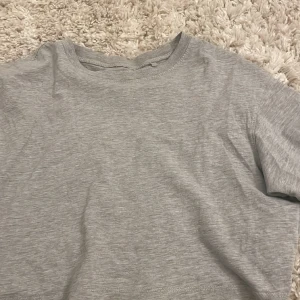 Grå tröja  - Grå tröja. Skön. 