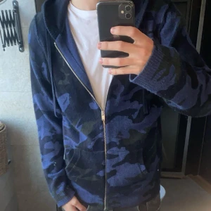 Zadig Voltaire Kashmir Zip Hoodie - Tjena säljer dena sjukt snygga Zadig & Voltaire Kashmir zip hoodien i camo. det är 30% Kashmir och såklart väldigt bra skick. Vid minsta fundering är det bara att kontakta🙌