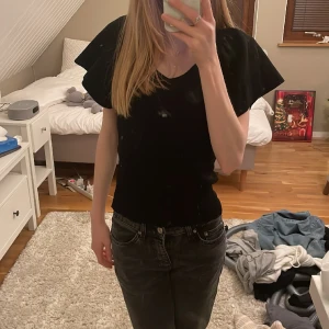 Snygg svart tröja  - Snygg svart tröja från only. Med puffärmar. Står M på lappen men den passar xs/s