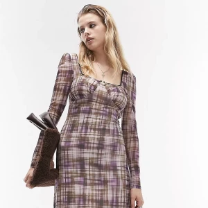 Klänning från Topshop - Superfin å sexig lilarutig klänning i mesh. I nyskick å aldrig använd pga den kom i fel storlek :((( 