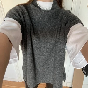 Stickad tröja - Så fin grå stickad tröja, nästan som en poncho, oversized. Använd, men i fint skick.