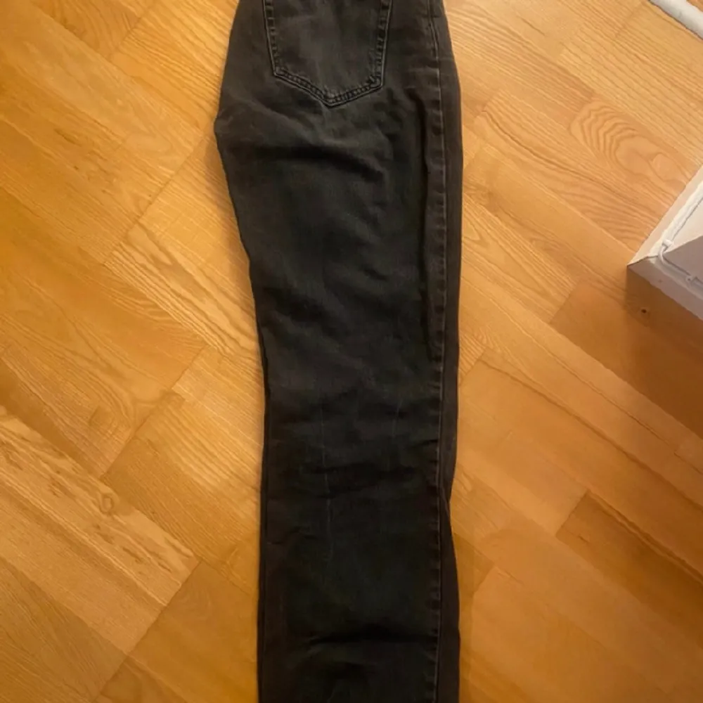 jeans från Never denim i bootcut modell. Storlek W28 L30. Jeans & Byxor.