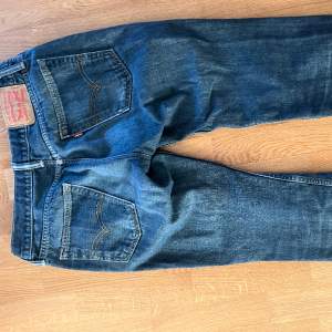 Superfina levis jeans, säljer pga att dom inte passar mig längre💗💗