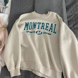 Sweatshirt  - Xs, litet hål i armen men går att sy, bra skick annars, ifrån Gina tricot, väldigt fin sweatshirt. Sälj pga att den inte används.❤️