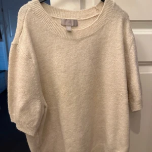 Beige stickad tshirt - Stickad tshirt / topp från HM. Liknar other stories stickade tshirt😻Storlek S