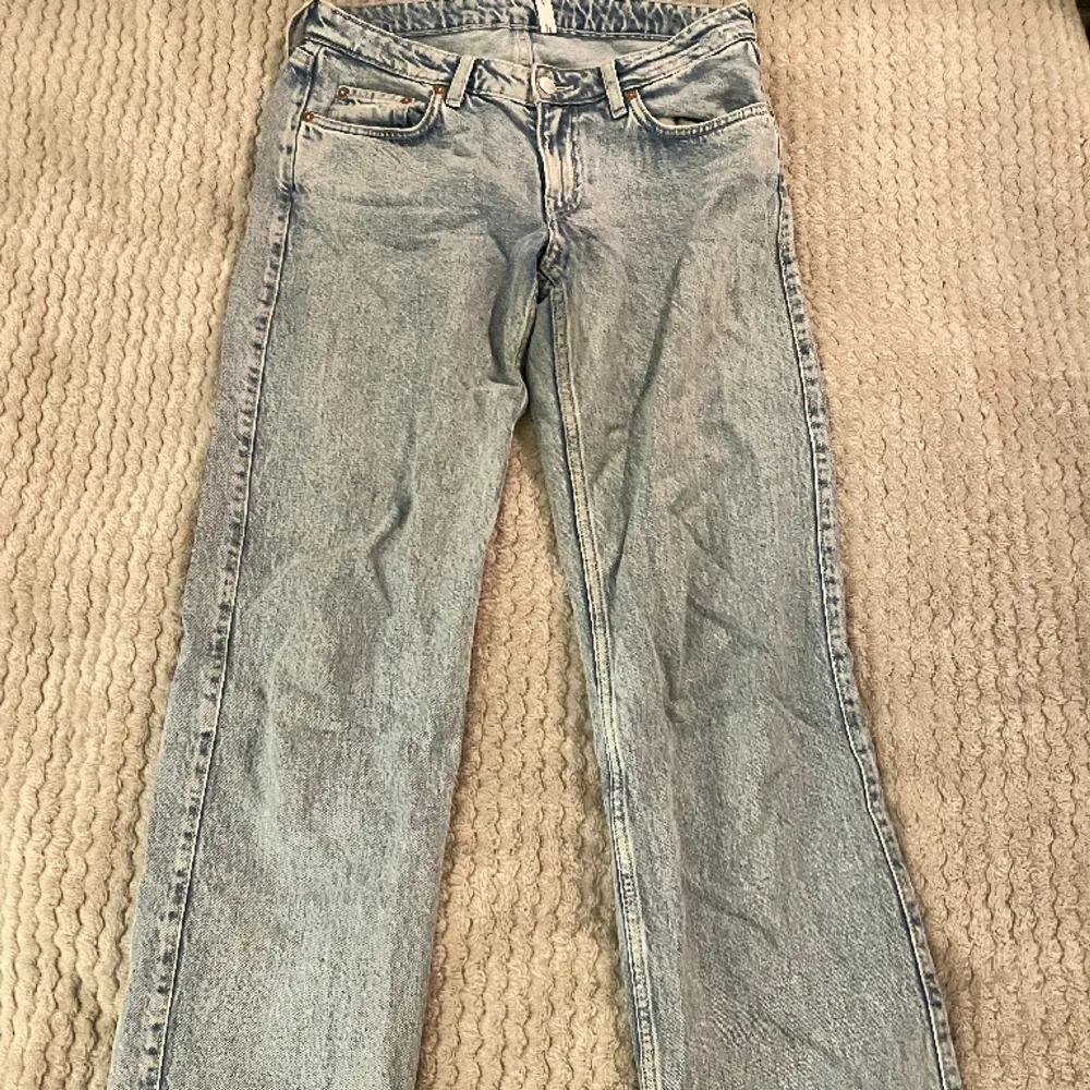 Säljer dessa arrow low straight jeans från weekday i storlek w 27 L 32🩵. Jeans & Byxor.