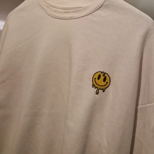 Tröja vit college.  - Vit collegetröja , modell oversize. Strlk S/M. Mudd i kant, bra skick. Märke Yourturn.