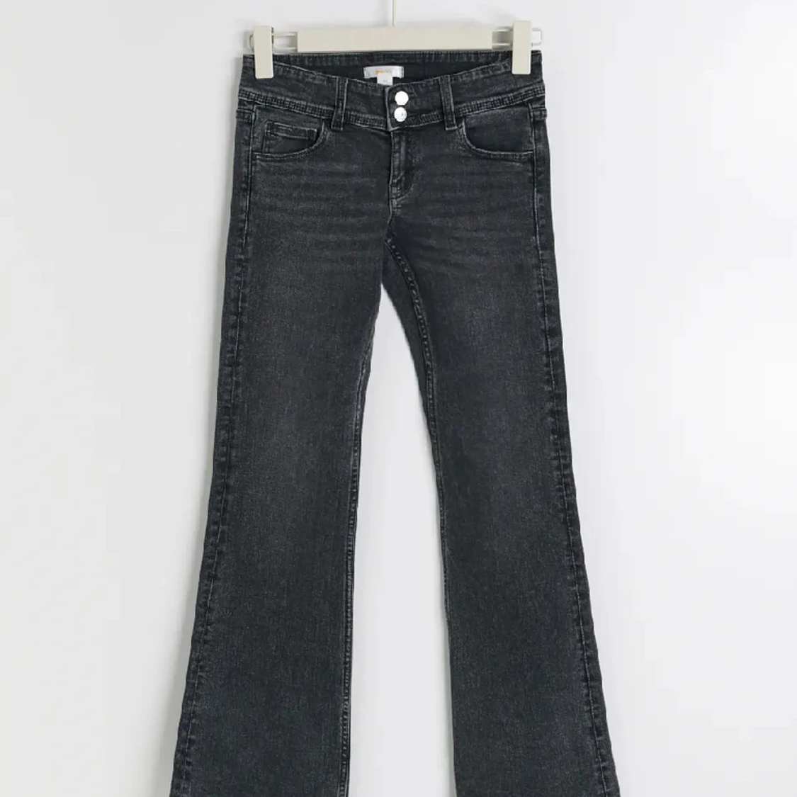  Gråa bootcut jeans från Gina