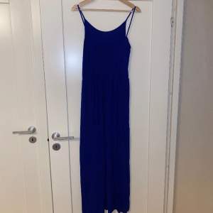 En hellång blå klänning i storlek M