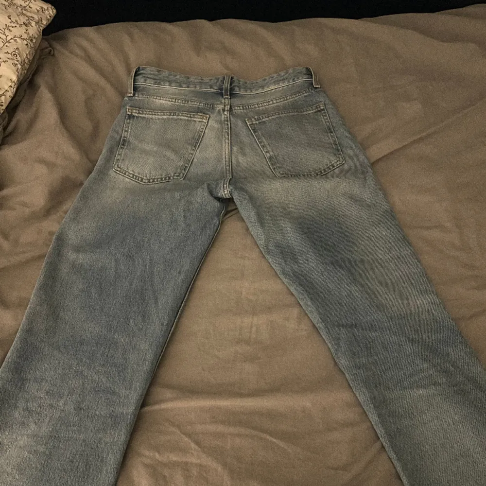 Blåa jeans från zara som aldrig är använda 💕 köparen står för frakten. Jeans & Byxor.