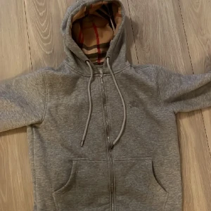 Burberry Zip-Hoodie - Sjukt snygg Burberry zip-hoodie i storlek S Helt nyskick!  Kontakta vid fler frågor.