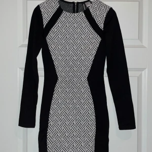 Stilig klänning  - Fin och stilig klänning som sitter tajt och ger en timglas effekt på midjan. Säljer för att den är för liten. Nästan aldrig använd och är i bra skick. Det finns en dragkedja i ryggen.