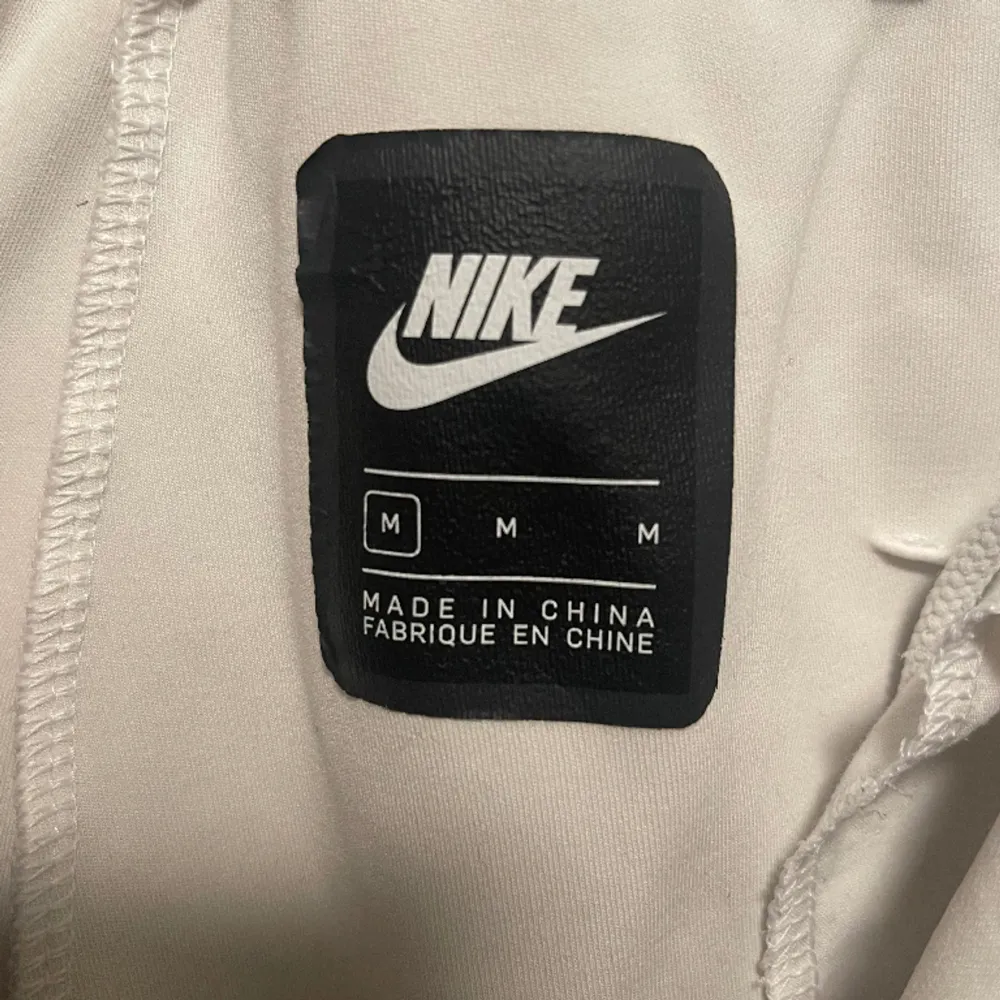 Snyggt par vita Nike tech fleece med psg loggan som gör de unika. Först till kvarn! Kan ses i göteborg eller frakta ❤️👍. Jeans & Byxor.