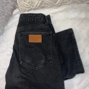 Ett par highwaist svarta jeans som är i väldigt bra skick då de knappt är använda. Lite oklar storlek men skulle nog säga S, bra i längden för dig som är ca. 160❣️❣️