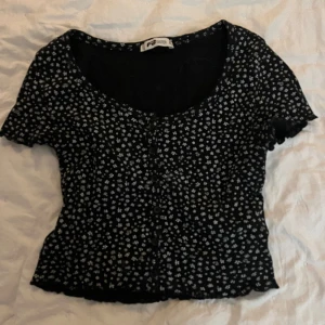 Söt blommig topp - En söt blommig topp som passar till att klä upp men även till vardags