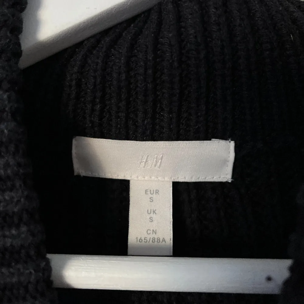 Stickad tröja från H&M. Tröjor & Koftor.