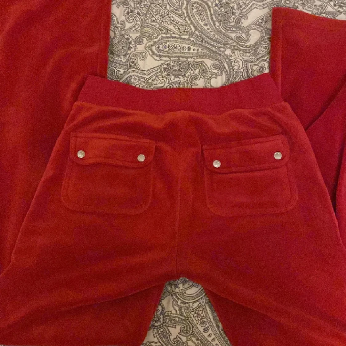 Röda Juicy byxor  - 90