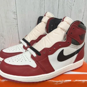 Jordan 1 Chicago  - Säljer minna Jordans om är i nyskick, kom med prisförslag. Jag har kvitto 🧾 