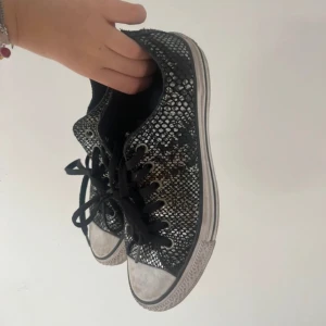 Coola Converse  - Skitsnygga unika Converse. silvriga/svarta Ormmönstrade storlek 39.5