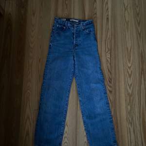 Mörkblå Levis Jeans. Har inte använt på länge. Men dem är i mycket bra skick! 