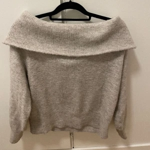 Off Shoulder stickad tröja - Säljer denna populära och slutsålda tröjan från H&M!! Den är i bra skick❣️💝