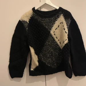 Varm stickad tröja - Snygg och jättevarm stickad tröja köpt secondhand i köpenhamn:) 
