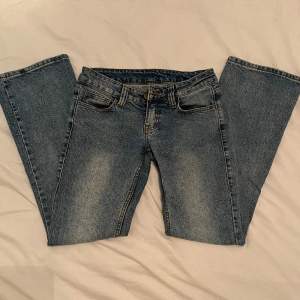 Brandy Melville Kylie jeans, använda men i ett gott skick utan defekter 💘 innerbensmått 77 cm och midjemått tvärs över 37,5 cm 