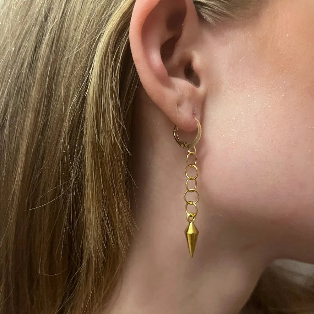 Nu finns första örhänget i guld.Hanna earring i guld kommer att komma inom kort.Super billigt örhänge som säljs styckevis och det är riktigt fint.Hör av er om ni har frågat eller är intresserade eller så.Det finns många fler smycken som ni kan kolla in💕. Övrigt.