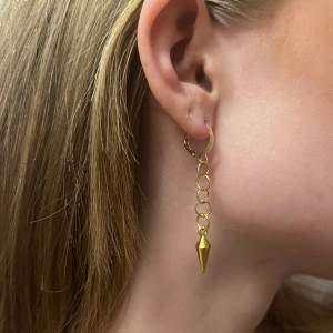 Nu finns första örhänget i guld.Hanna earring i guld kommer att komma inom kort.Super billigt örhänge som säljs styckevis och det är riktigt fint.Hör av er om ni har frågat eller är intresserade eller så.Det finns många fler smycken som ni kan kolla in💕