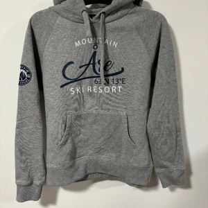 Åre hoodie - Hoodie i storlek 38, köpt i Åre! Den är i stort sätt oanvänd❤️